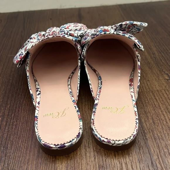 J. Crew Floral Liberty Print Bow Detail Mule Flats
Women’s Size 5 - Picture 4 of 7